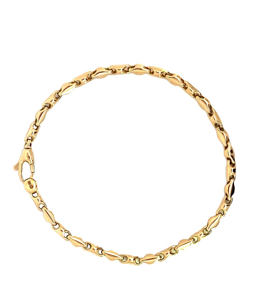 
Deze armband van Monzario is niet zomaar een sieraad; het is een meesterwerk van vakmanschap en elegantie. Handgemaakt met zorgvuldige precisie, straalt deze armband een tijdloze schoonheid uit die de tand des tijds zal doorstaan. De gourmet schakels, met hun verfijnde details, voegen een subtiele glans toe aan elke pols. Elk onderdeel van deze armband is doordrenkt met het vakmanschap en de passie van Monzario, waardoor het niet alleen een accessoire is, maar een symbool van verfijning en stijl. Met zijn glinsterende geelgouden tint is deze armband niet alleen een lust voor het oog, maar ook een statement van luxe en klasse.